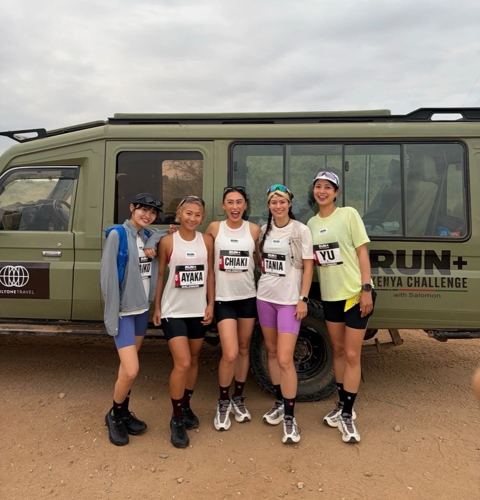 RUN+の車体の前に並ぶ5人の女性ランナー