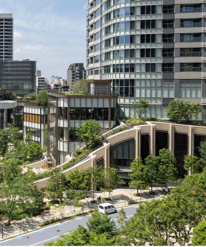 緑に囲まれた麻布台ヒルズの街並み